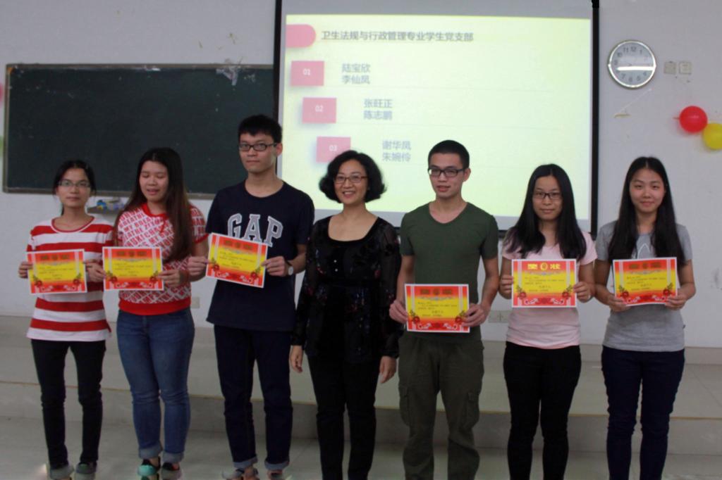 王广宁副书记获奖同学颁奖