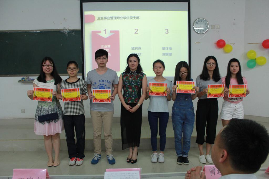 陈文杰书记为获奖同学颁奖